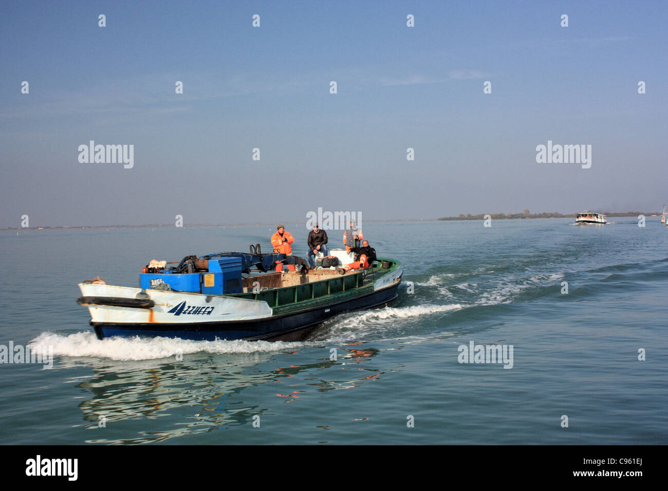 Cargo Transport Boot Azzurra in der Lagune Stockfoto