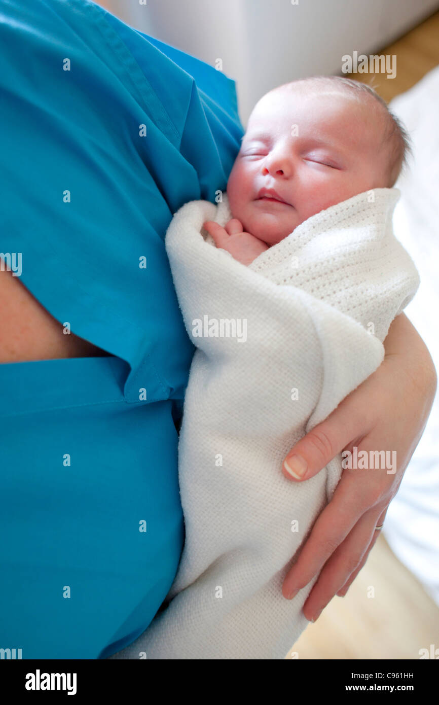 Neugeborenes Baby statt von einer Krankenschwester. Stockfoto