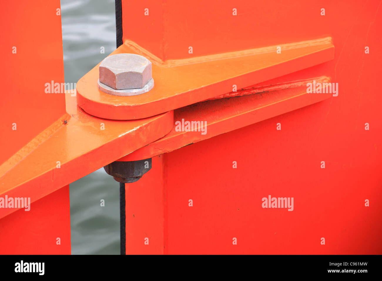 große orange Outdoor-niemand Metall Scharnierbolzen Stockfoto