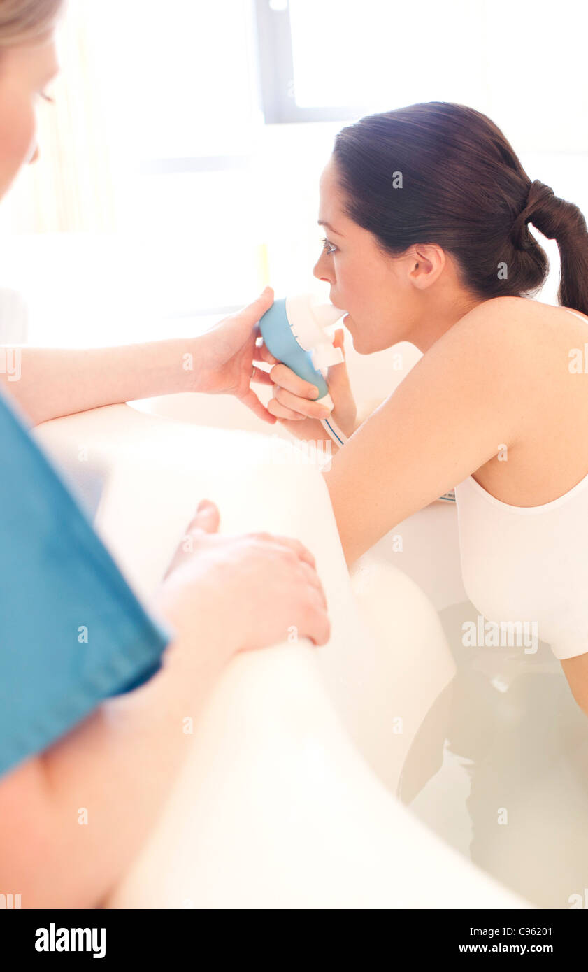 Wassergeburt. Schwangere Frau unter Gas und Luft in einem Geburt Pool. Stockfoto