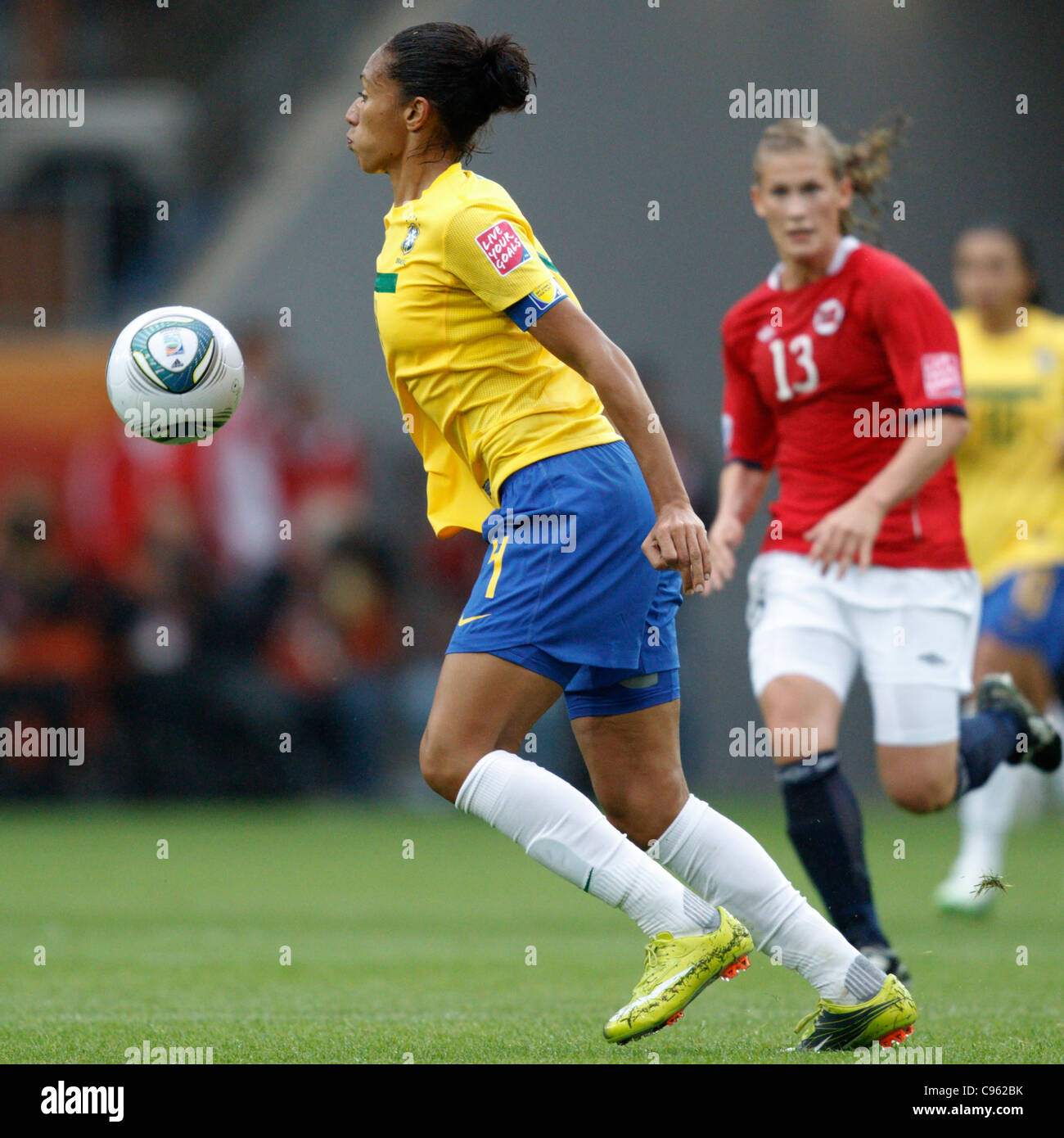 Brasilien-Team-Kapitän Aline in Aktion während einer 2011 FIFA Frauen Welt Cup Gruppe D Spiel gegen Norwegen am Arena Im Allerpark. Stockfoto