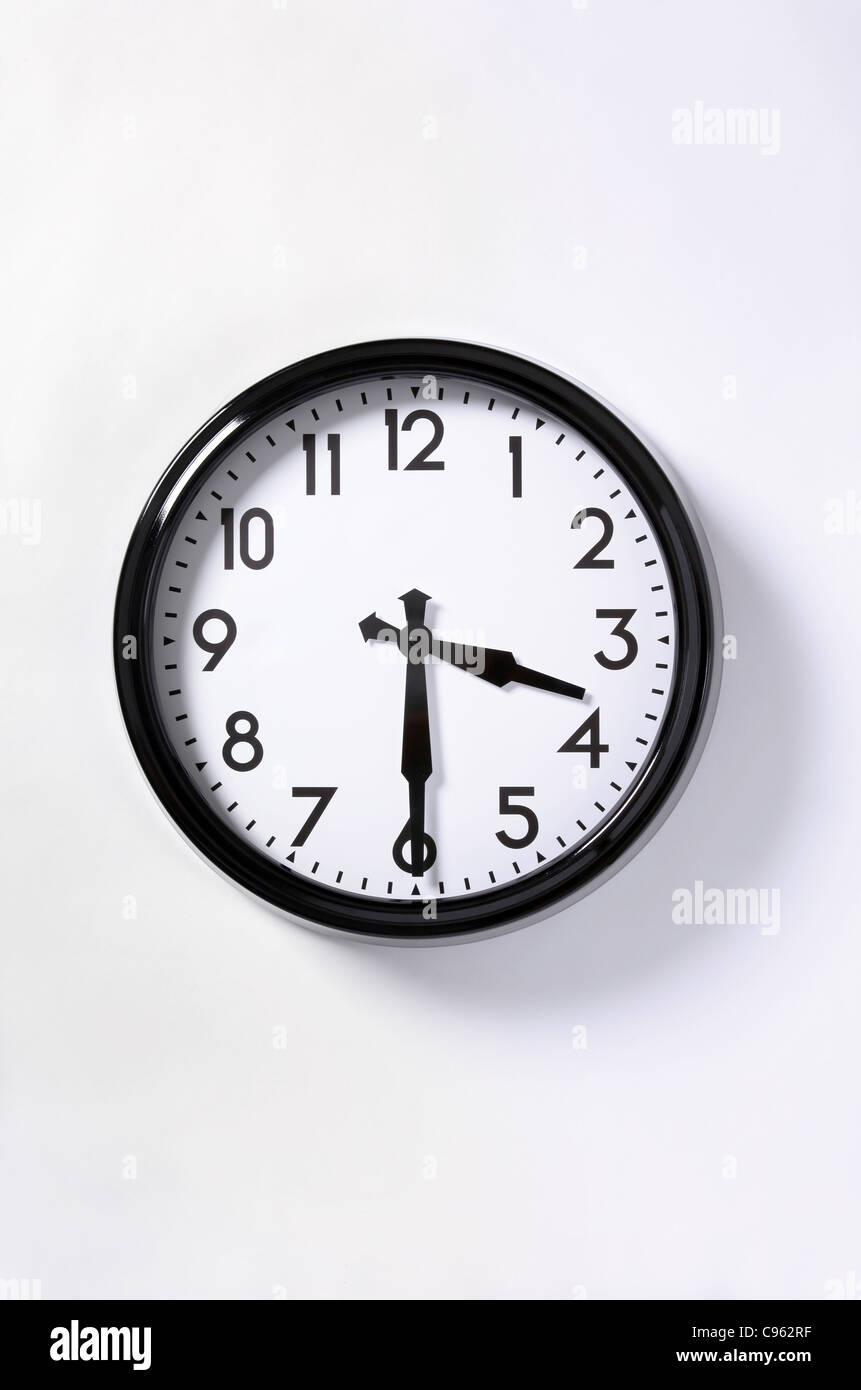 Eine Uhr mit der Zeit bei 3.30 Stockfotografie - Alamy