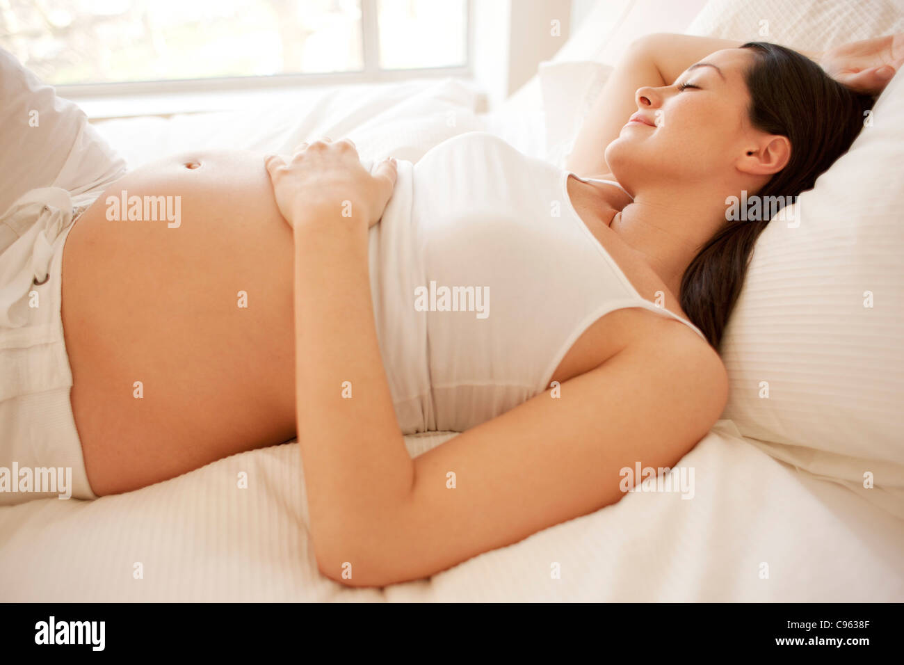 Schwangere Frau schläft. Stockfoto