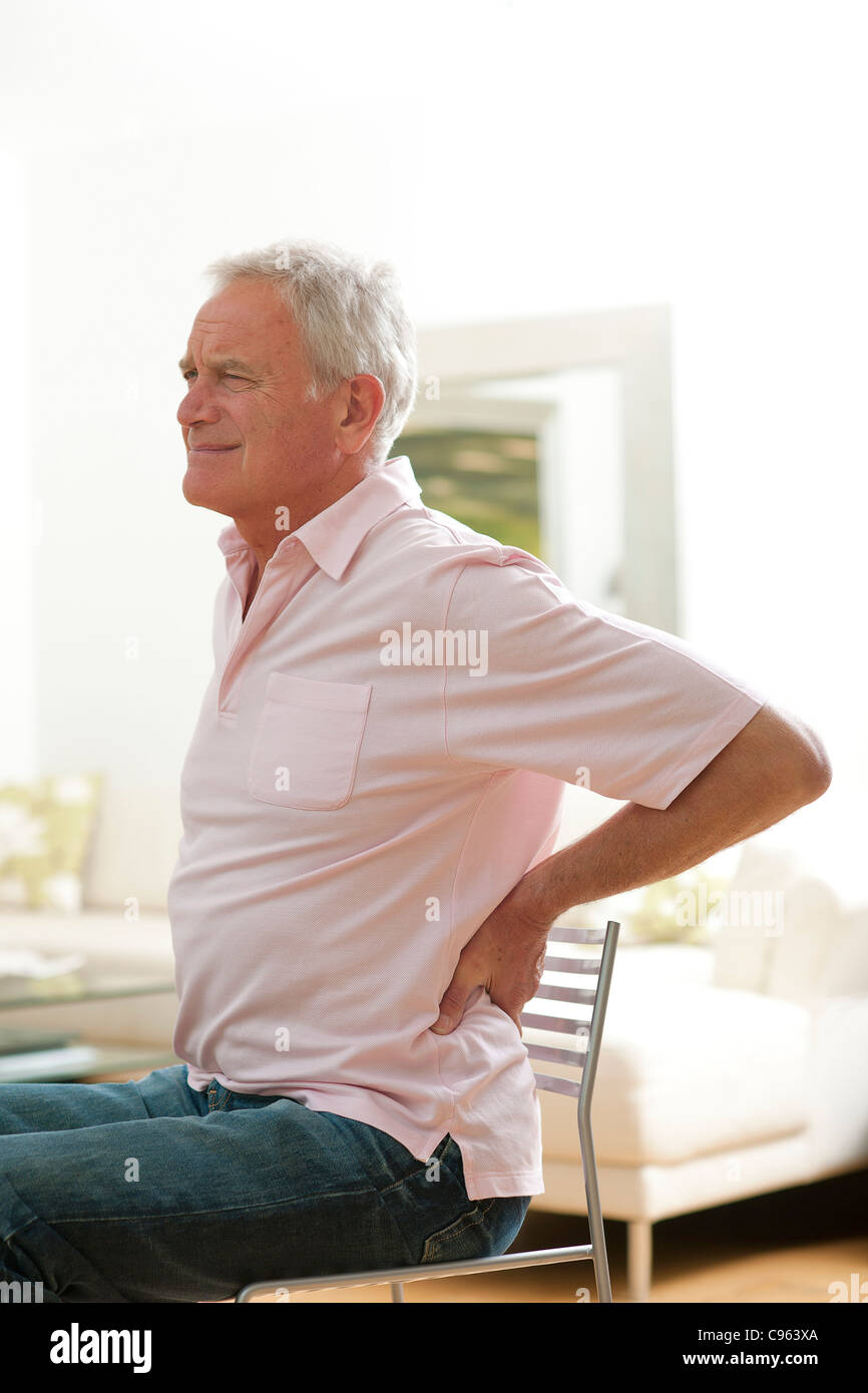 Mann mit Schmerzen im unteren Rücken. Stockfoto
