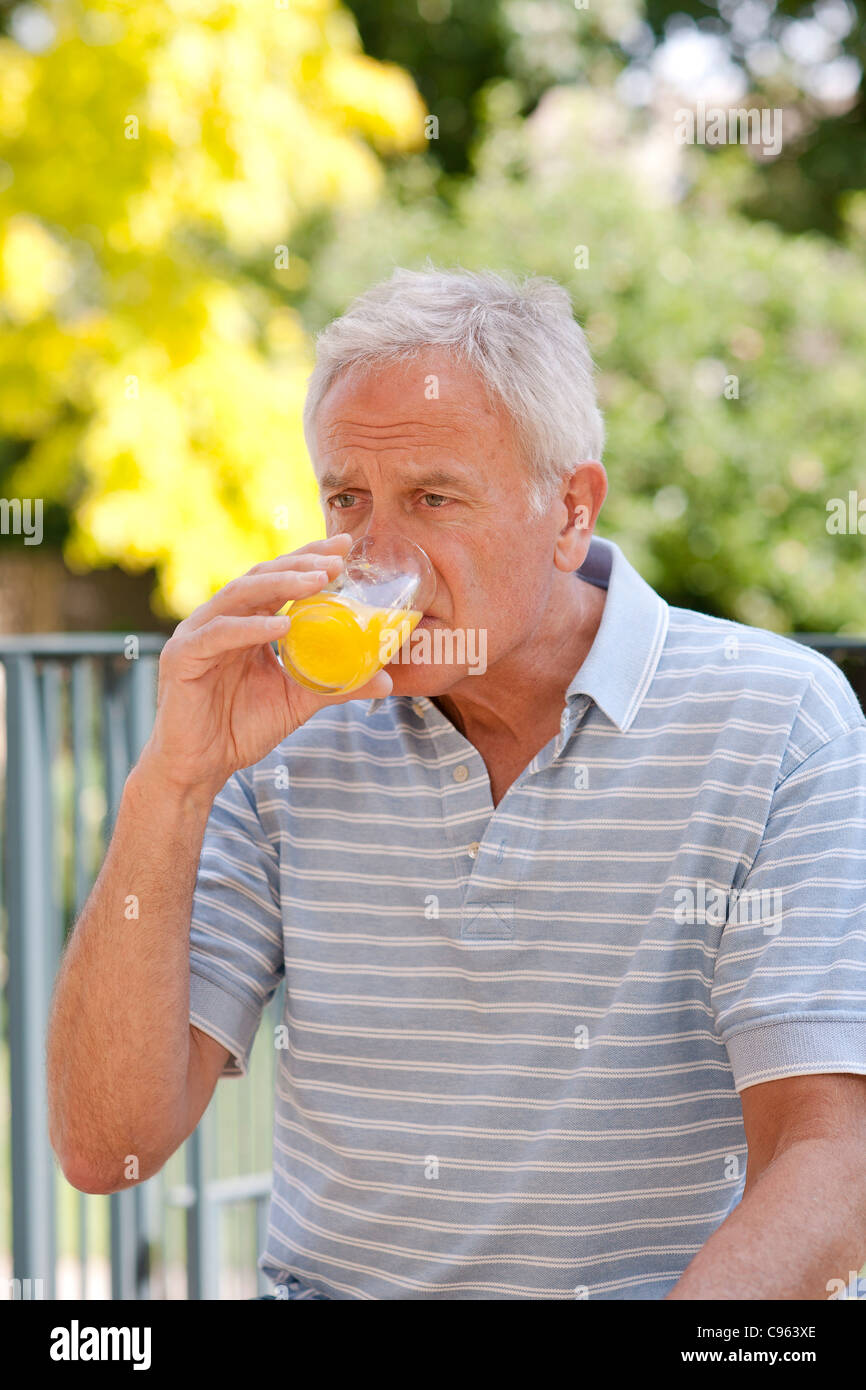 Diabetische Mann ein Glukosegetränk trinken. Stockfoto