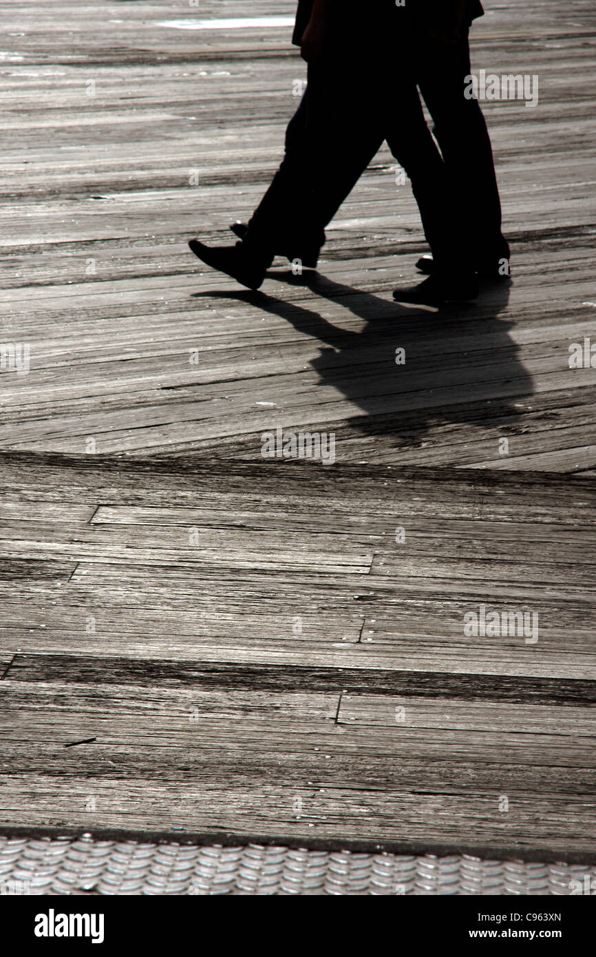 Walkers silhouettiert, South Street Seaport, Lower Manhattan, New York City, USA. (c) Marc Jackson Stockfoto