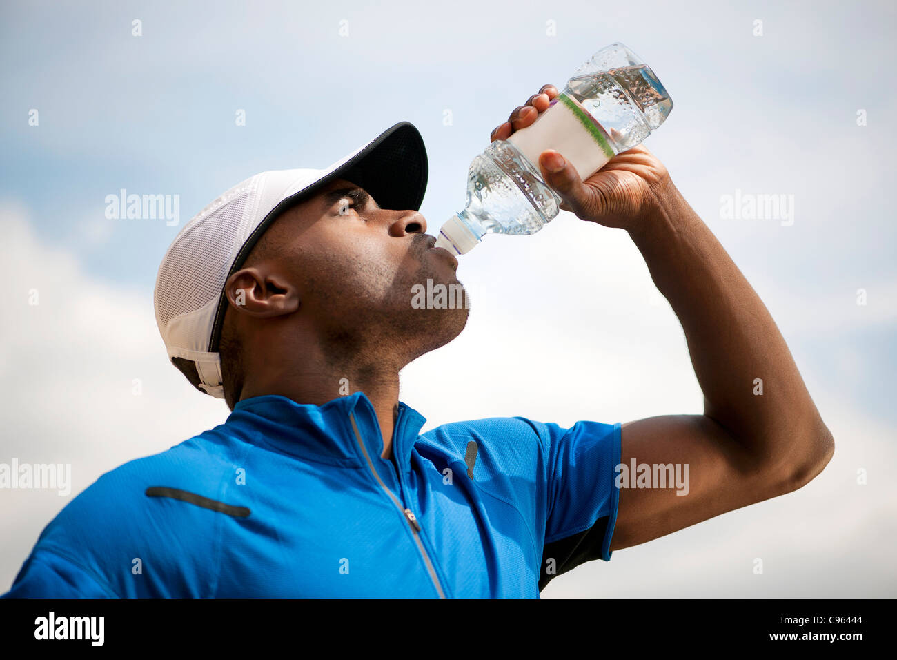 Mann in Flaschen abgefülltes Wasser zu trinken. Stockfoto