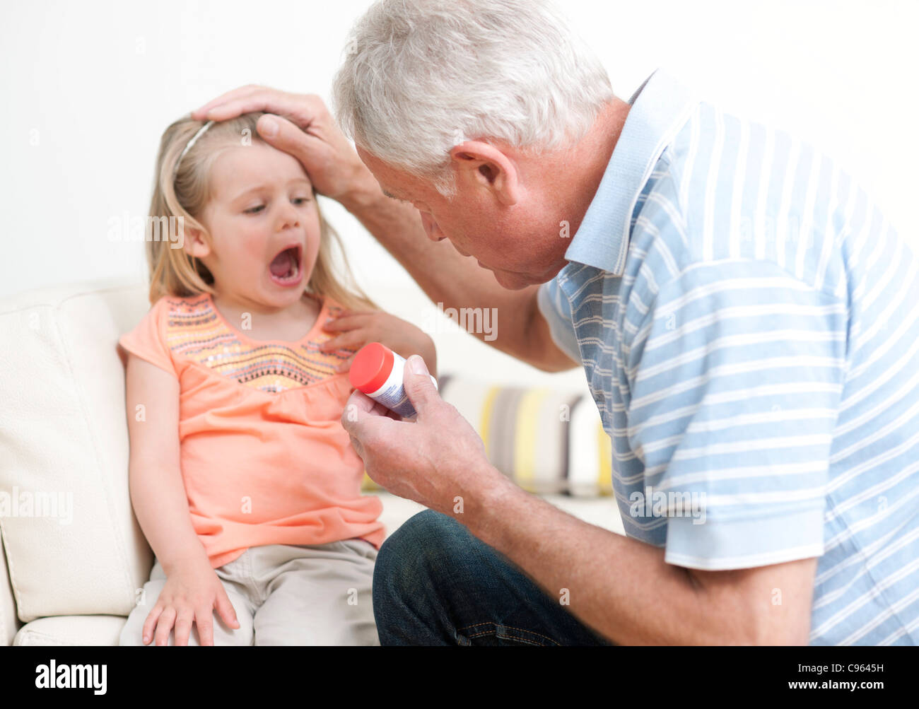 Erste Hilfe bei Vergiftungen. Mann, die Überprüfung einer ein junges Mädchen Mund für Pillen. Stockfoto