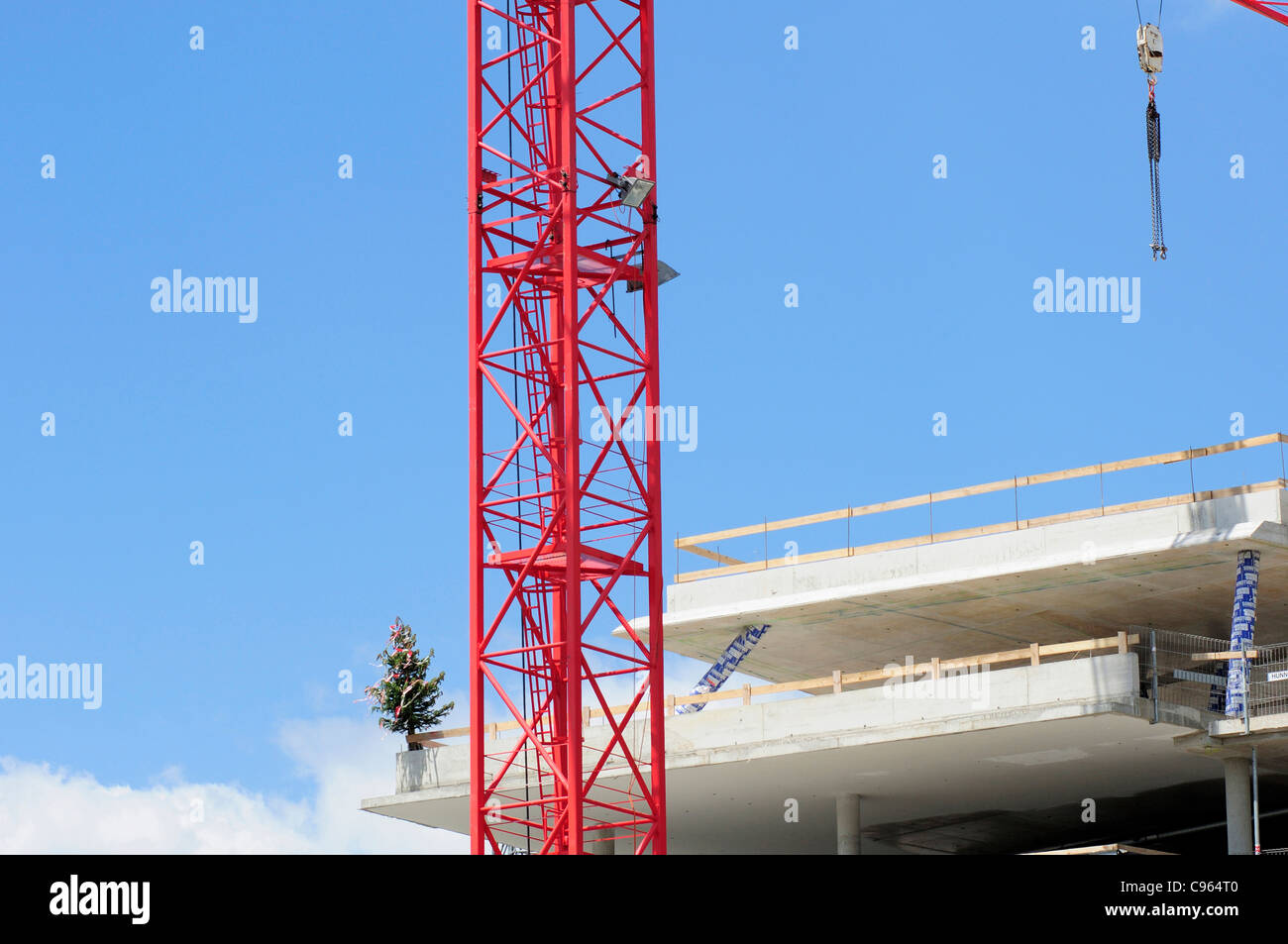 Rote Kran mit Richtfest Baum auf einer Baustelle Stockfoto