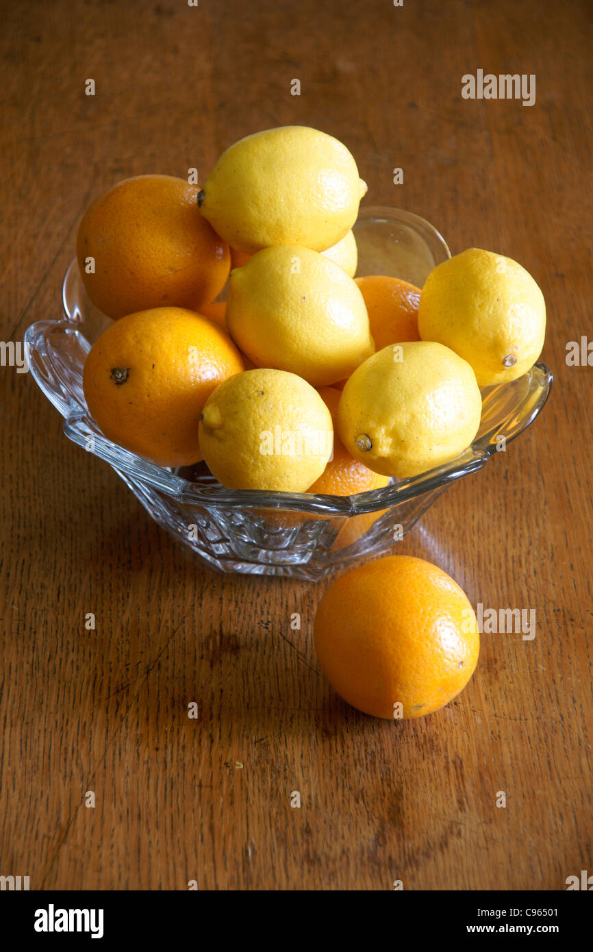 Zitrusfrüchte - Orangen und Zitronen in eine Schüssel (c) Marc Jackson Photography Stockfoto