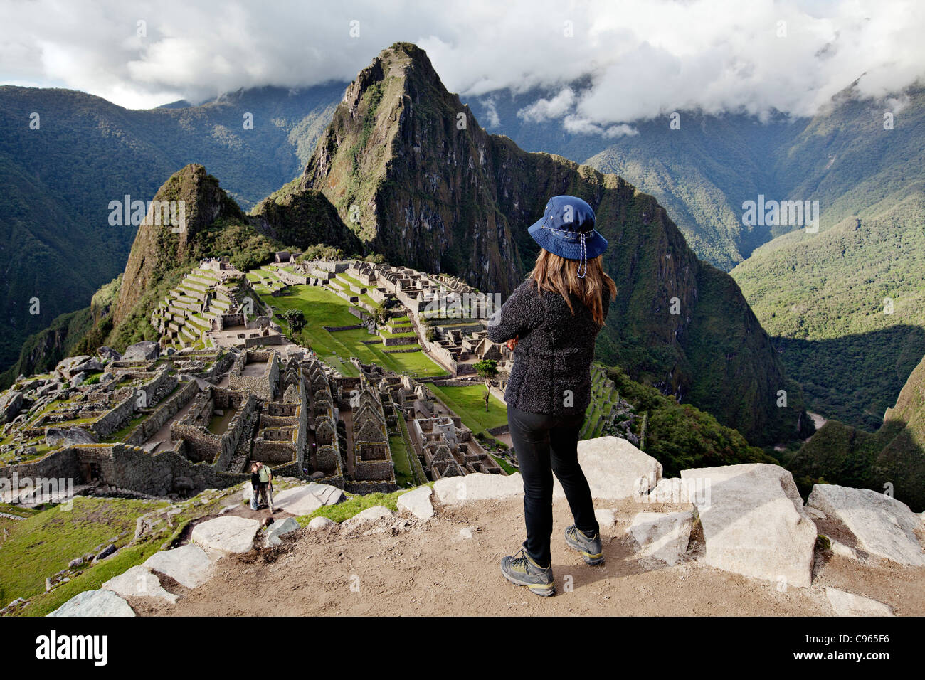 Tourist, Machu Picchu, berühmten Inka-Ruinen und die bekannteste Sehenswürdigkeit in Anden, Peru zu beobachten. Stockfoto