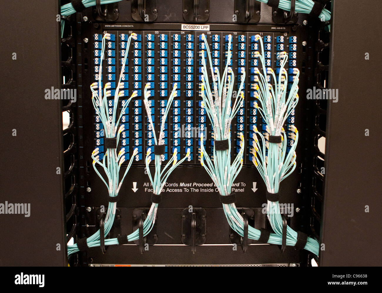 Bündel von System Netzwerkkabel verbunden mit großen EDV-System mit einer elektrischen Leistung Verwaltung Anlage in Texas Stockfoto