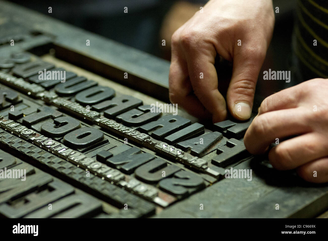 Hände, die Vermittlung von Buchstaben in print-Block für Druckgrafik Stockfoto