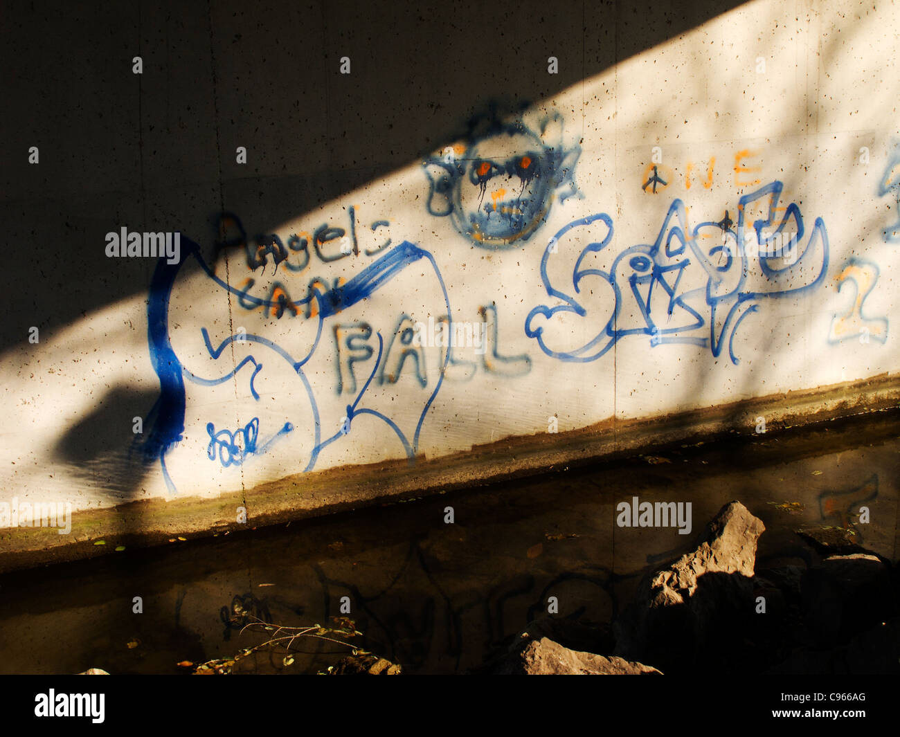 Graffiti auf Betonmauer. Stockfoto