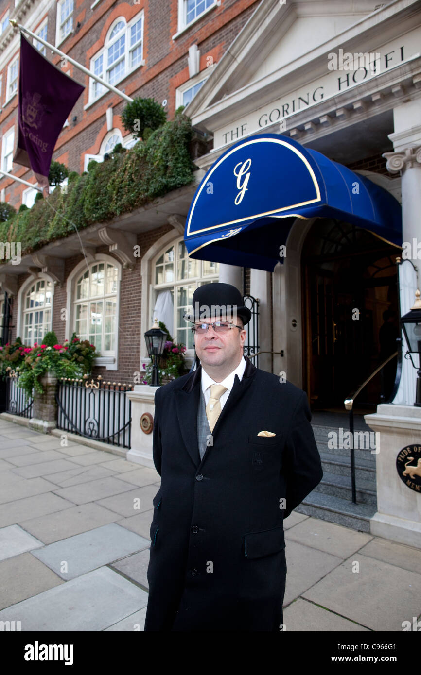 Türsteher in Front of The Goring Hotel, Beeston Place, London, England, Vereinigtes Königreich. Foto: Jeff Gilbert Stockfoto