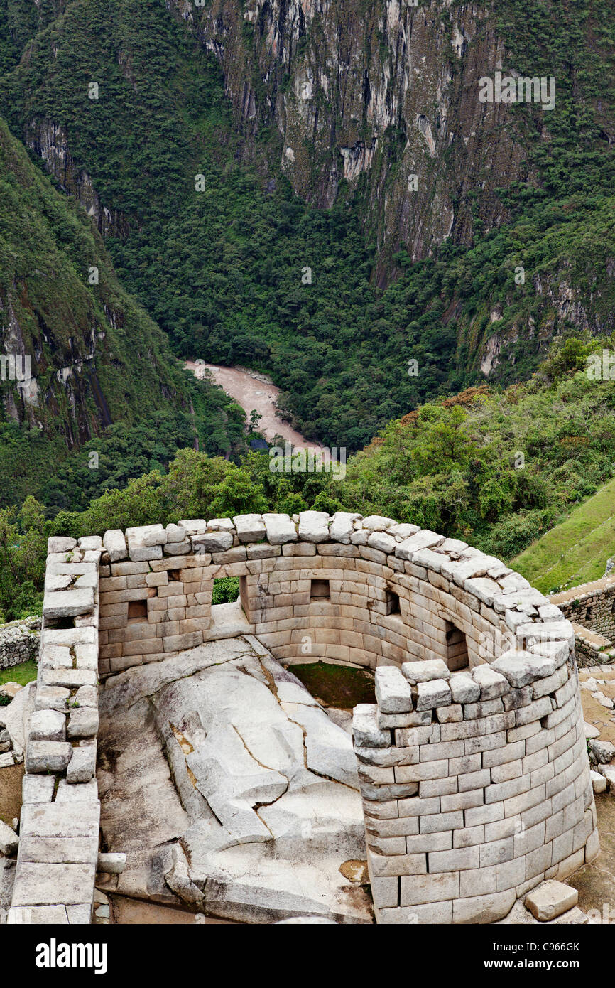 Tempel der Sonne am alten Inka-Ruinen von Machu Picchu, die bekannteste Sehenswürdigkeit in Anden, Peru. Stockfoto