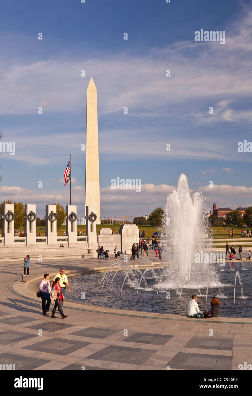 WASHINGTON, DC USA - World War II Memorial und Washington Monument. Stockfoto