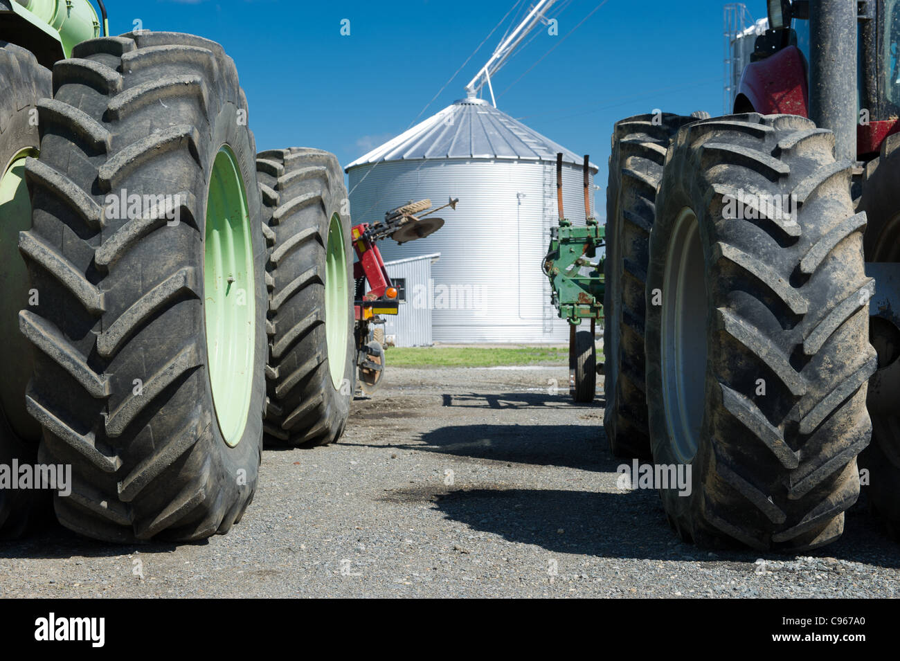 Traktoren vor Kornlift Stockfoto
