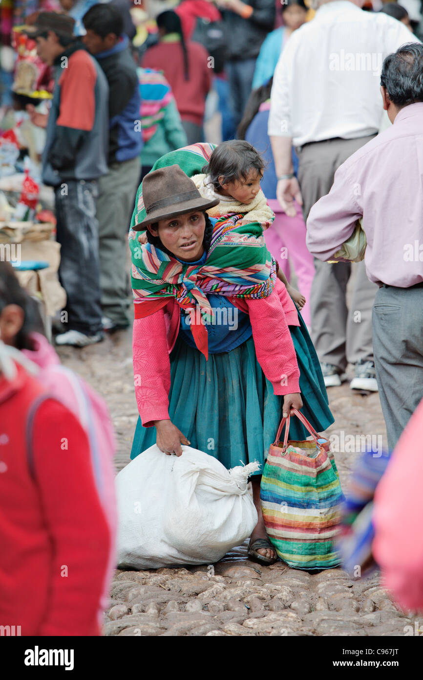 Indigene Frau in Pisac (Pisac) Markt, Anden, Peru. Stockfoto