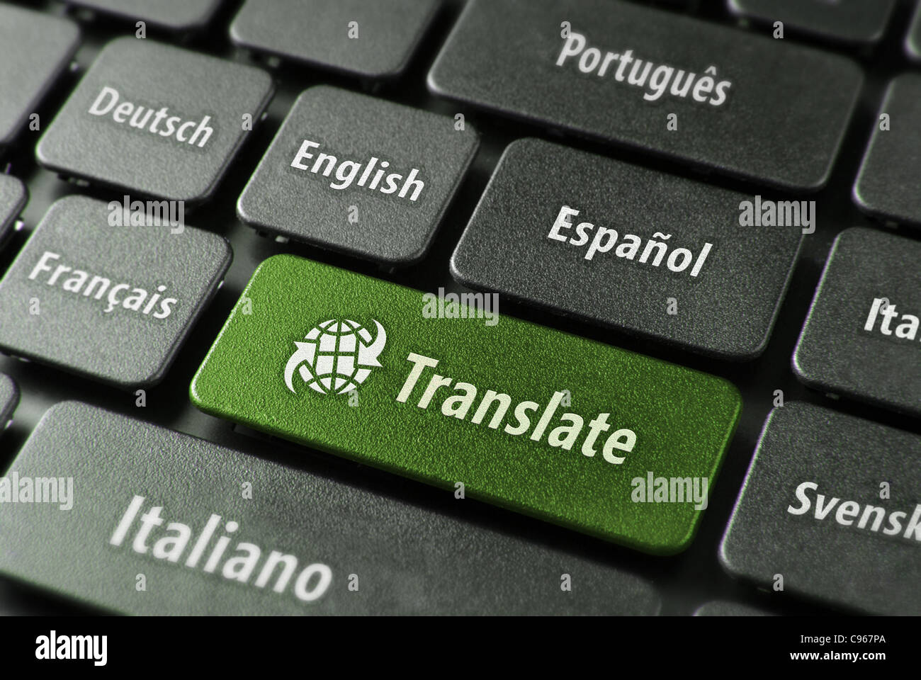 Mehrsprachige Übersetzung Online-Konzept. Nahaufnahme von Multi Sprache Tastatur und übersetzen Wort Schlüssel in grüner Farbe mit Clippingpath. Stockfoto
