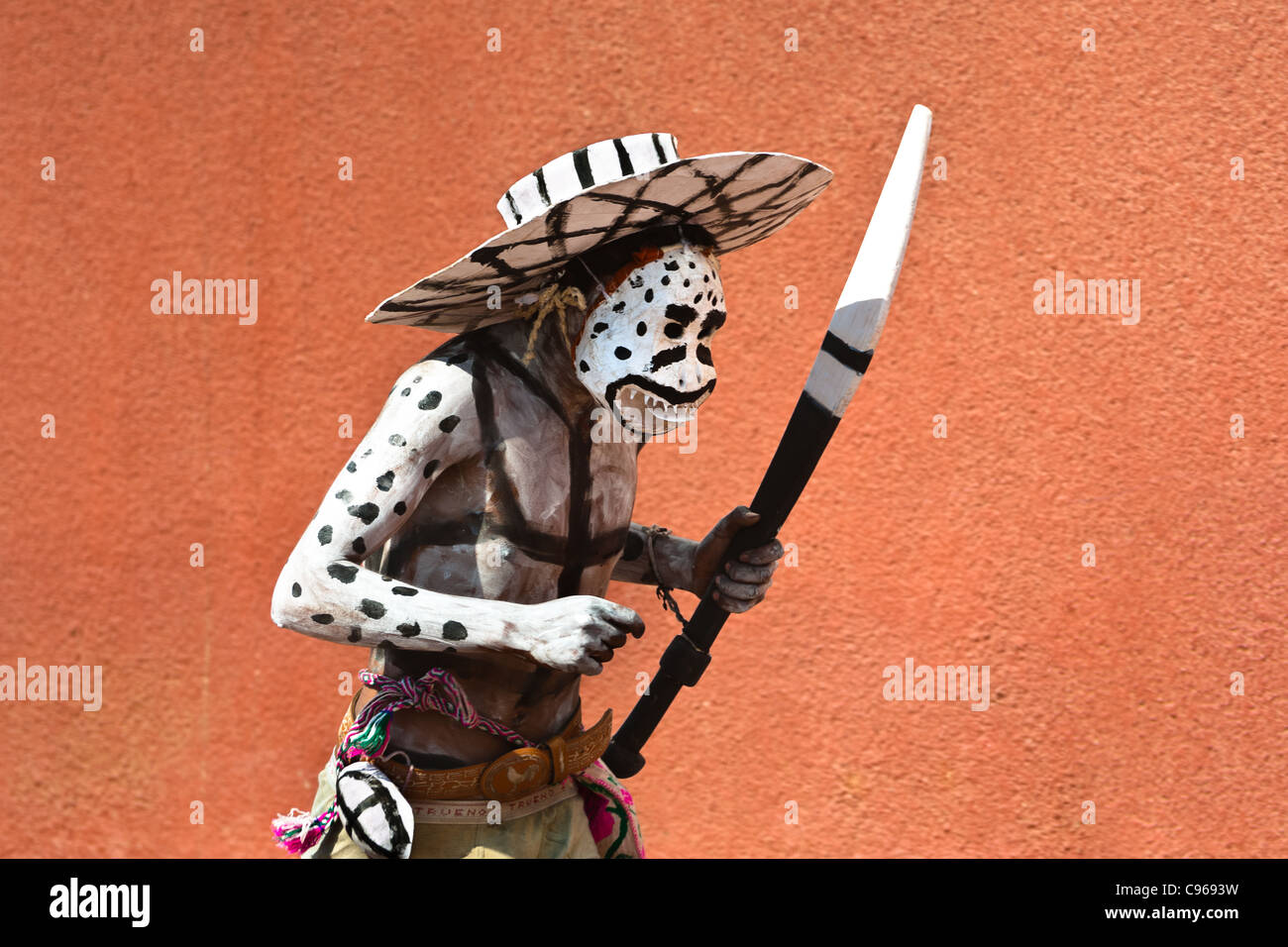 Ein Cora indischen Mann, trägt eine Dämonenmaske läuft während der rituellen religiösen Feier der Karwoche in Jesús María, Mexiko. Stockfoto