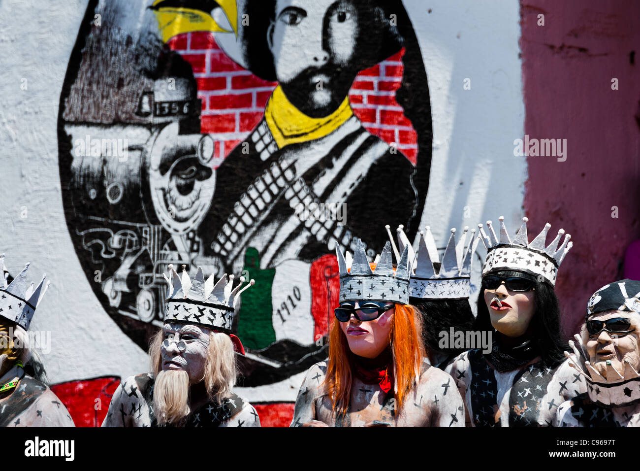 Cora-Indianer, tragen Masken und Papier Kronen, nehmen einen Teil in die Heiligen rituellen Zeremonie der Karwoche in Jesús María, Mexiko. Stockfoto