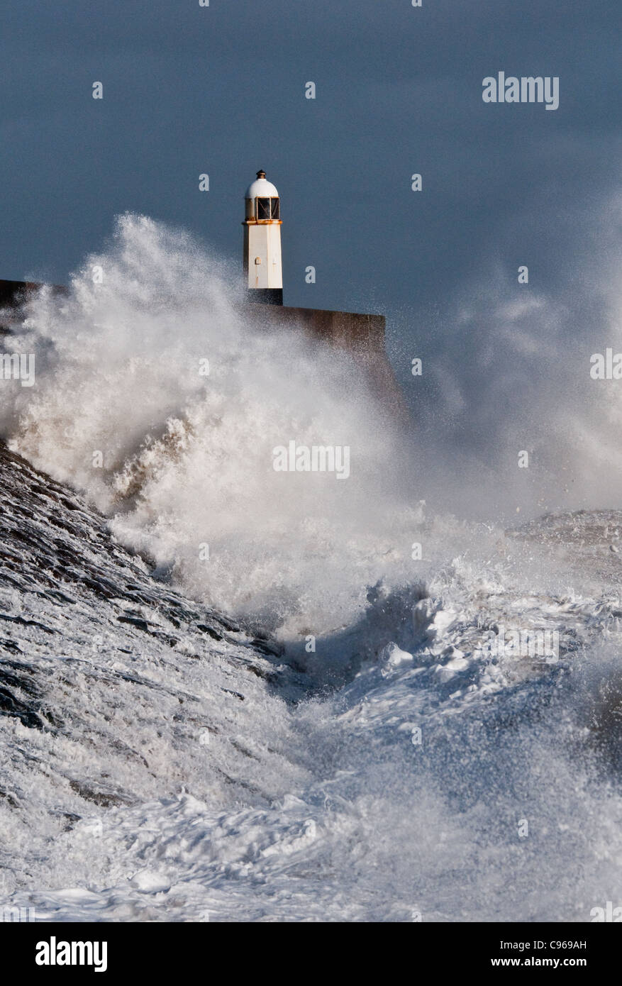 Sehr raue Meere in Porthcawl in South Wales UK Stockfoto