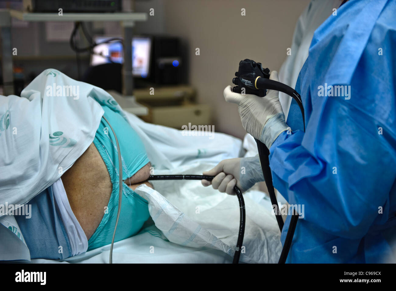 Arzt ein Endoskop in Betrieb, eine Koloskopie Prüfungsverfahren an einem Patienten durchzuführen Stockfoto