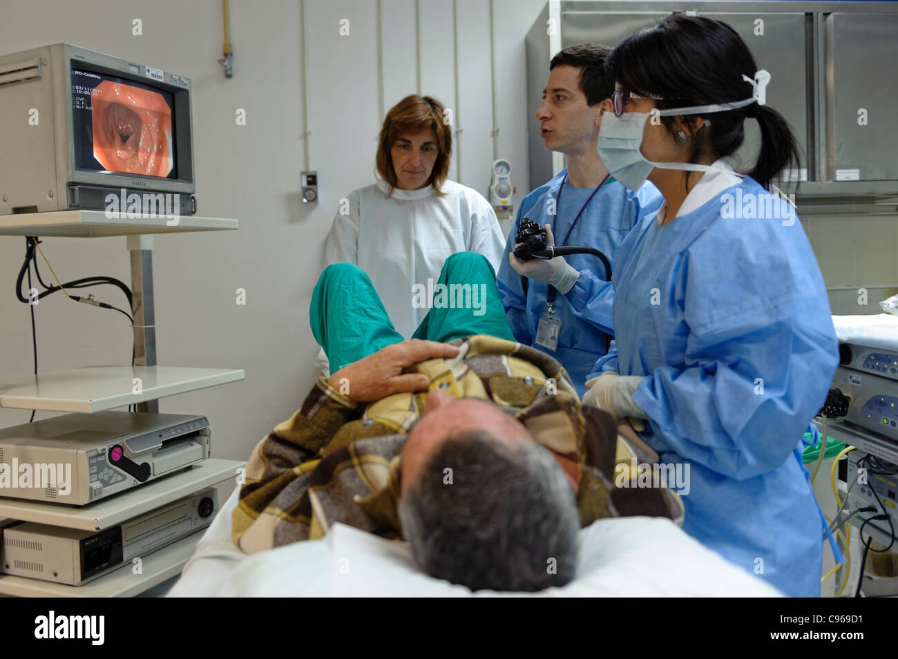 Ärzte und Krankenschwestern Blick auf Monitor während der Durchführung einer Koloskopie Prüfungsverfahren an einem Patienten Stockfoto
