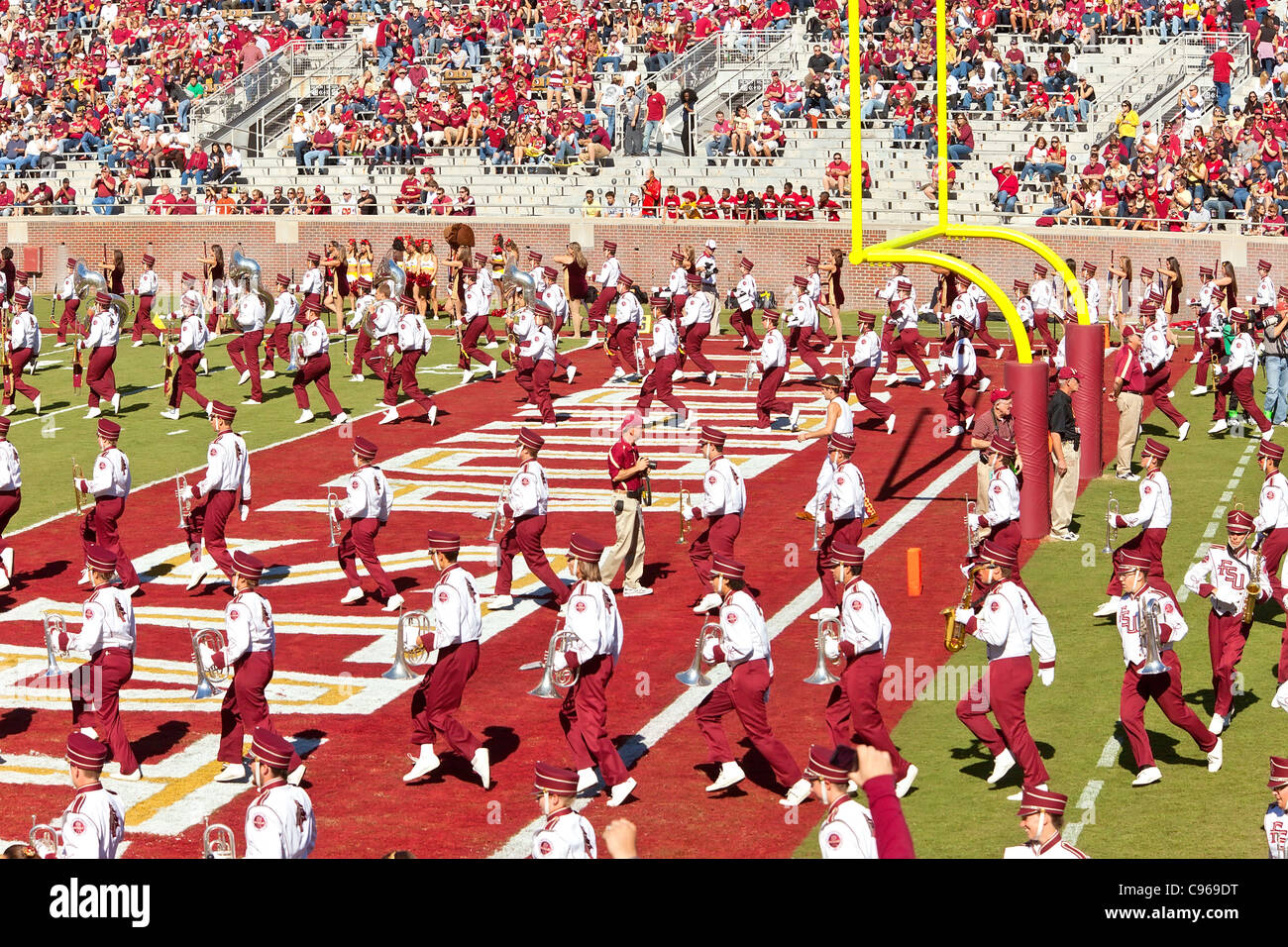 Die marschieren Häuptlinge, Florida State University marching Band, nehmen das Feld zur Halbzeit. Stockfoto