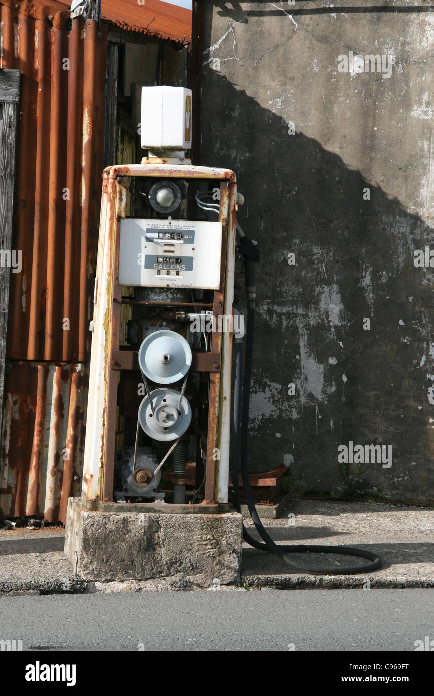 alte Tankstelle in Herunterfahren Garage in Wales Großbritannien uk Stockfoto