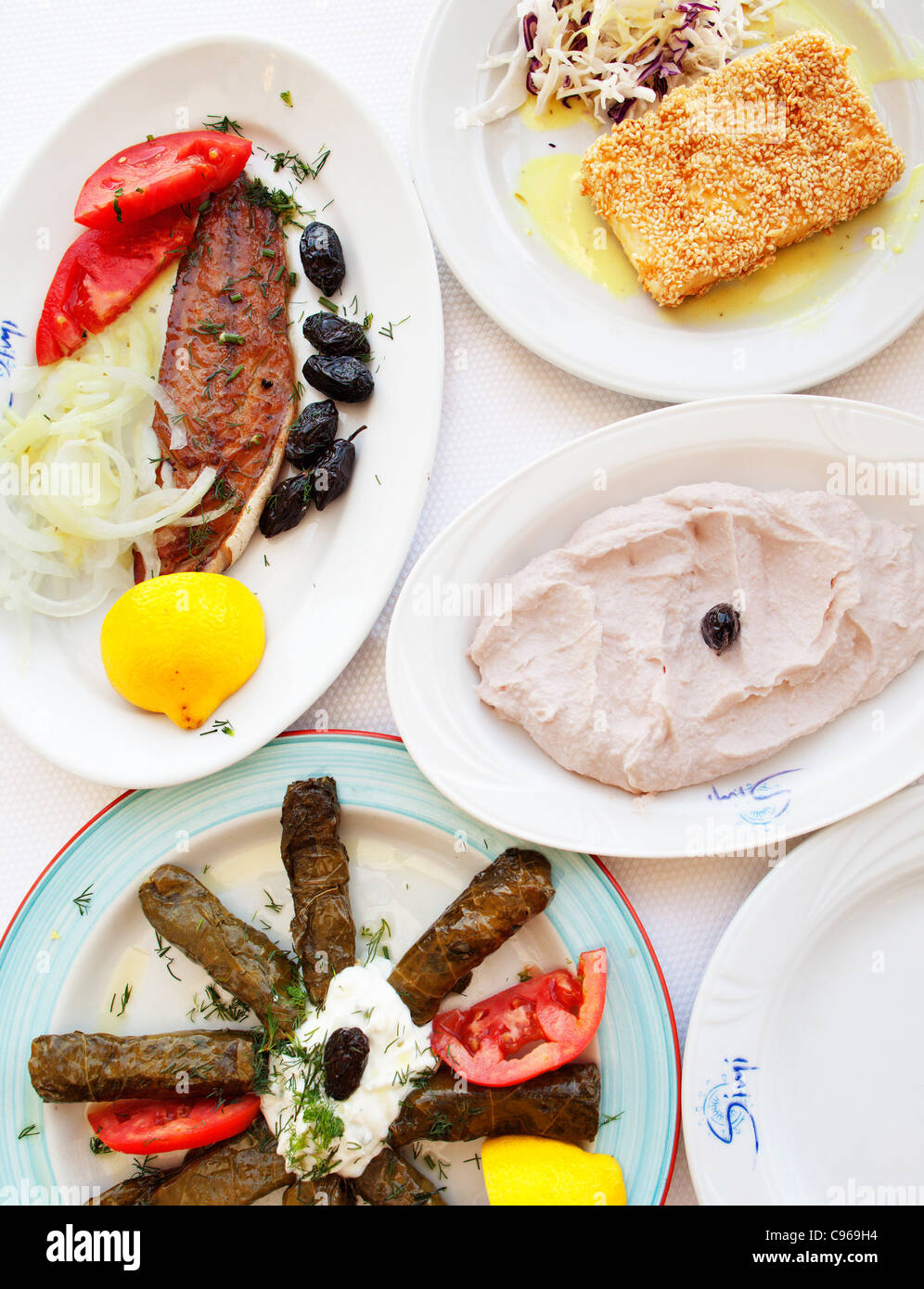 Meze, kleine Vorspeisen, in Insel Thassos, Griechenland. Stockfoto