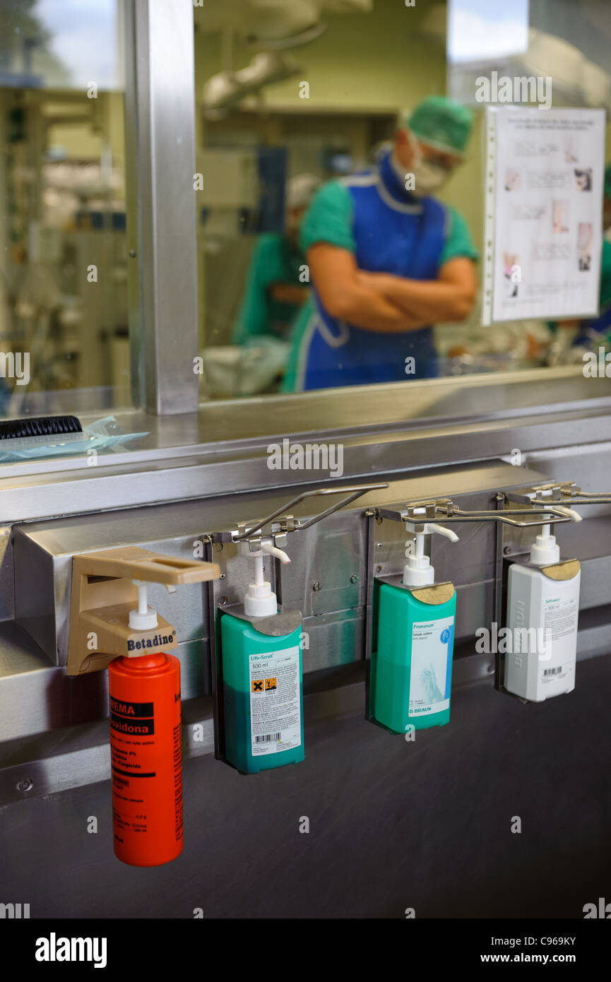Händewaschen Bereich neben Krankenhaus operating Zimmer Stockfoto