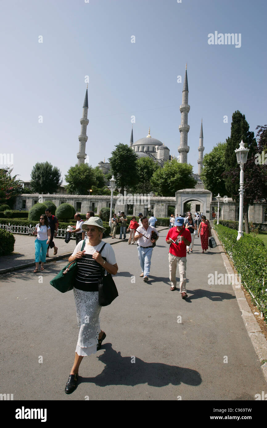 Touristen zu Fuß rund um die blaue Moschee in Istanbul, Türkei Stockfoto