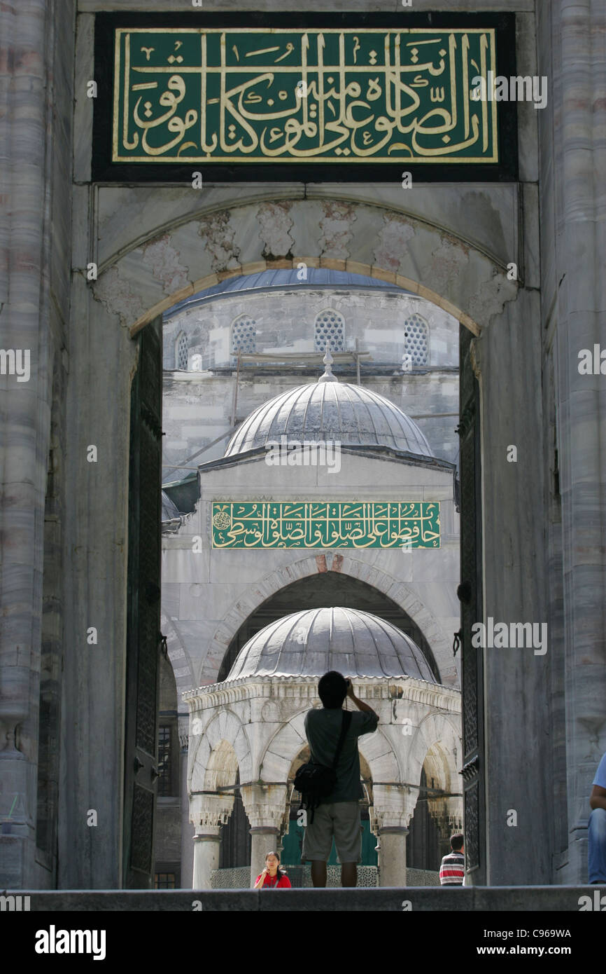 Touristen fotografieren am Eingang zum Innenhof von der blauen Moschee in Istanbul, Türkei Stockfoto