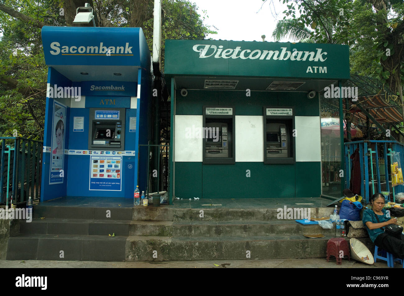 Zwei Geldautomaten nebeneinander in Hanoi, Vietnam, eine fehlende patches, die andere einladende internationale Karten Stockfoto