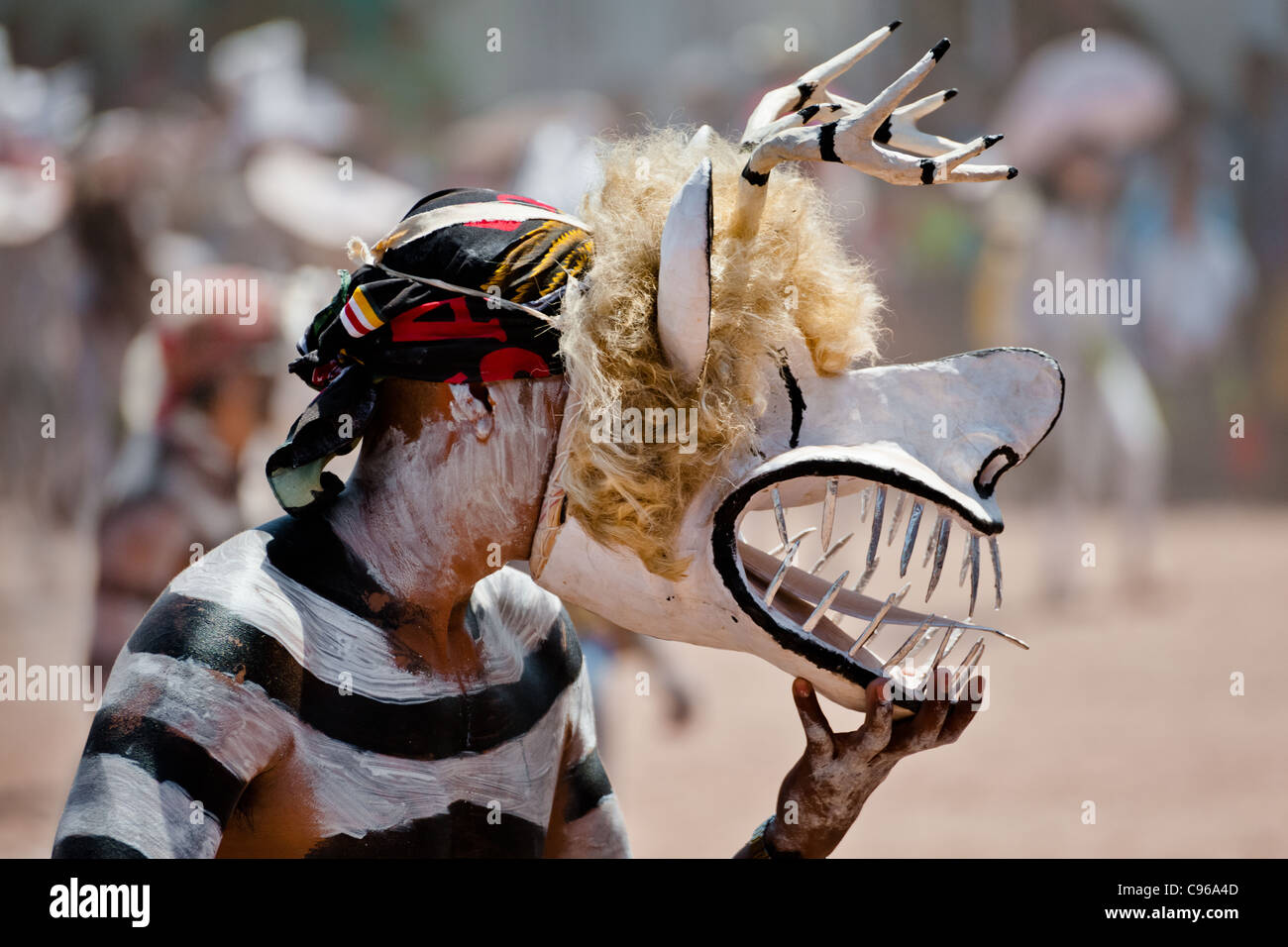 Ein Cora indischen Mann, trägt eine Dämonenmaske beteiligt sich an der religiösen rituellen Zeremonie der Karwoche in Jesús María, Mexiko. Stockfoto