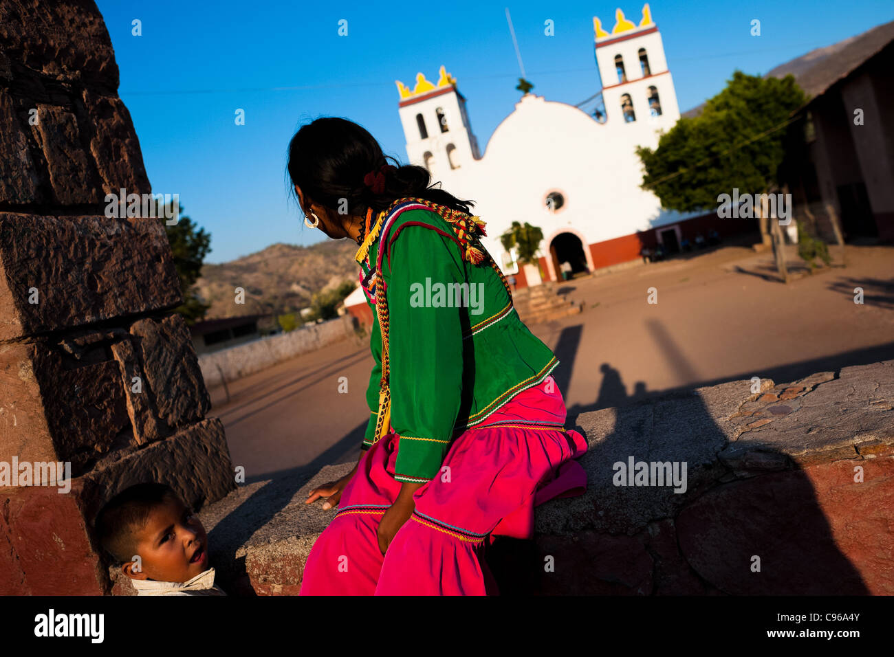 Eine indische Frau Cora sitzt vor der Kirche vor der religiösen rituellen Zeremonie der Karwoche in Jesús María, Mexiko. Stockfoto