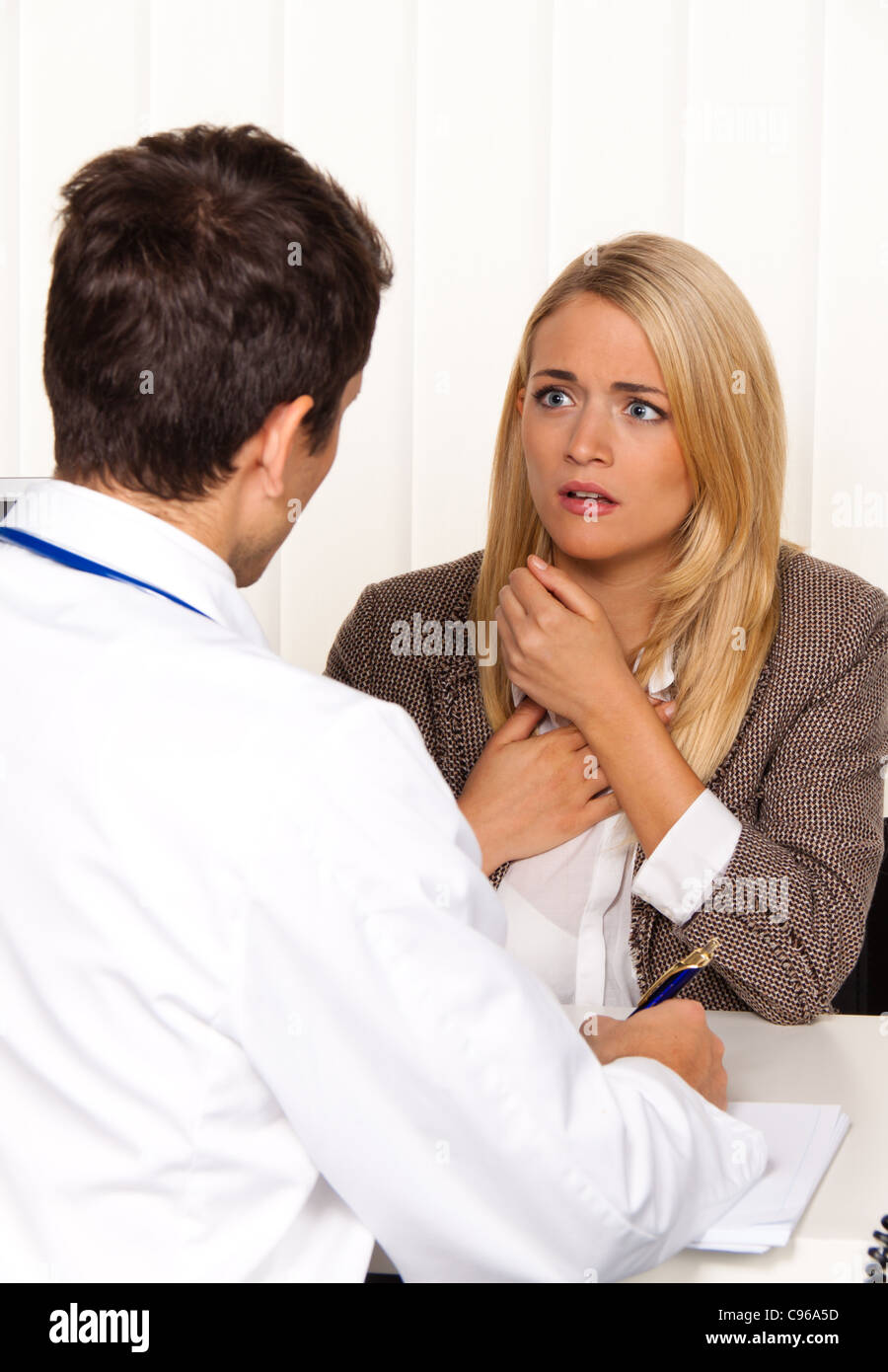 Ärzte-Interview. Patient und Arzt in einer Arztpraxis im Gespräch Stockfoto