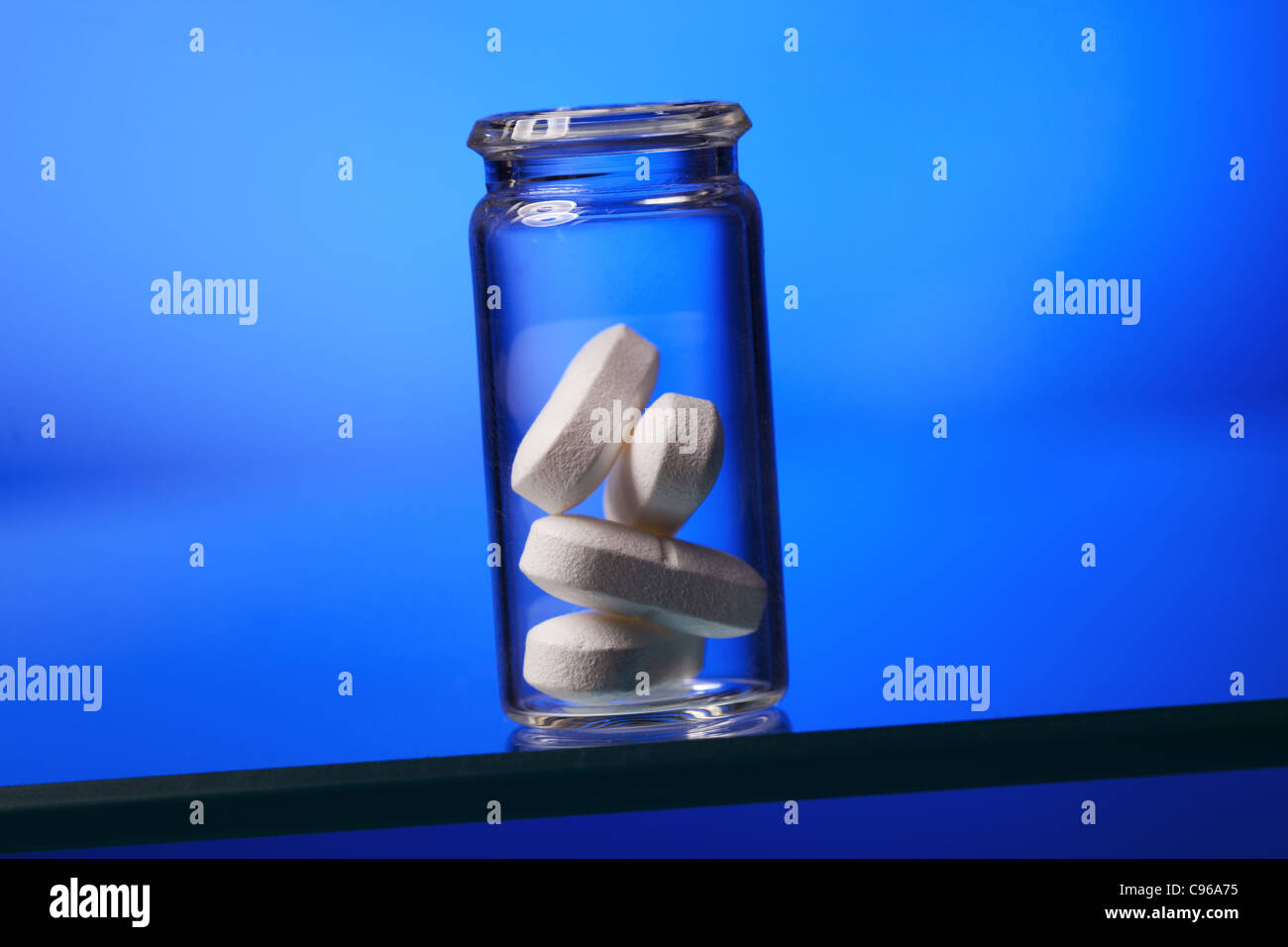 Science-Lab Forschung von neuen Medikamenten rote Pillen sicher Stockfoto