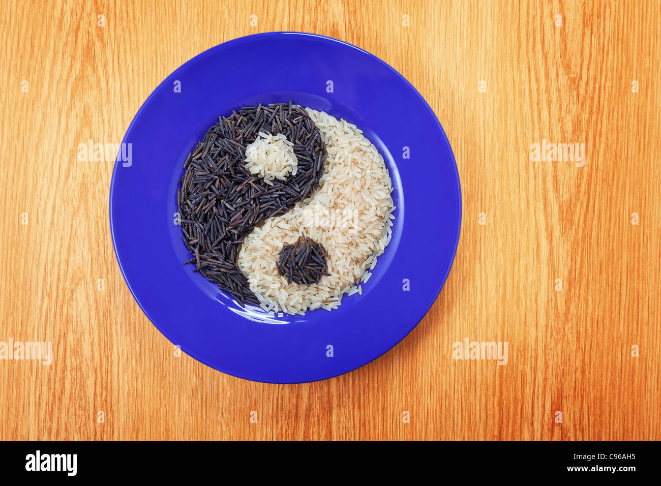 Gericht aus wild und weißen Reis, Yin-Yang-symbol Stockfoto
