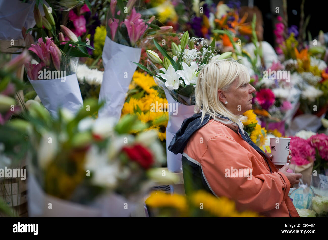 Montag, 18. Juli 2011. Blumenverkäuferin auf der Grafton Street, Dublin 2. Stockfoto