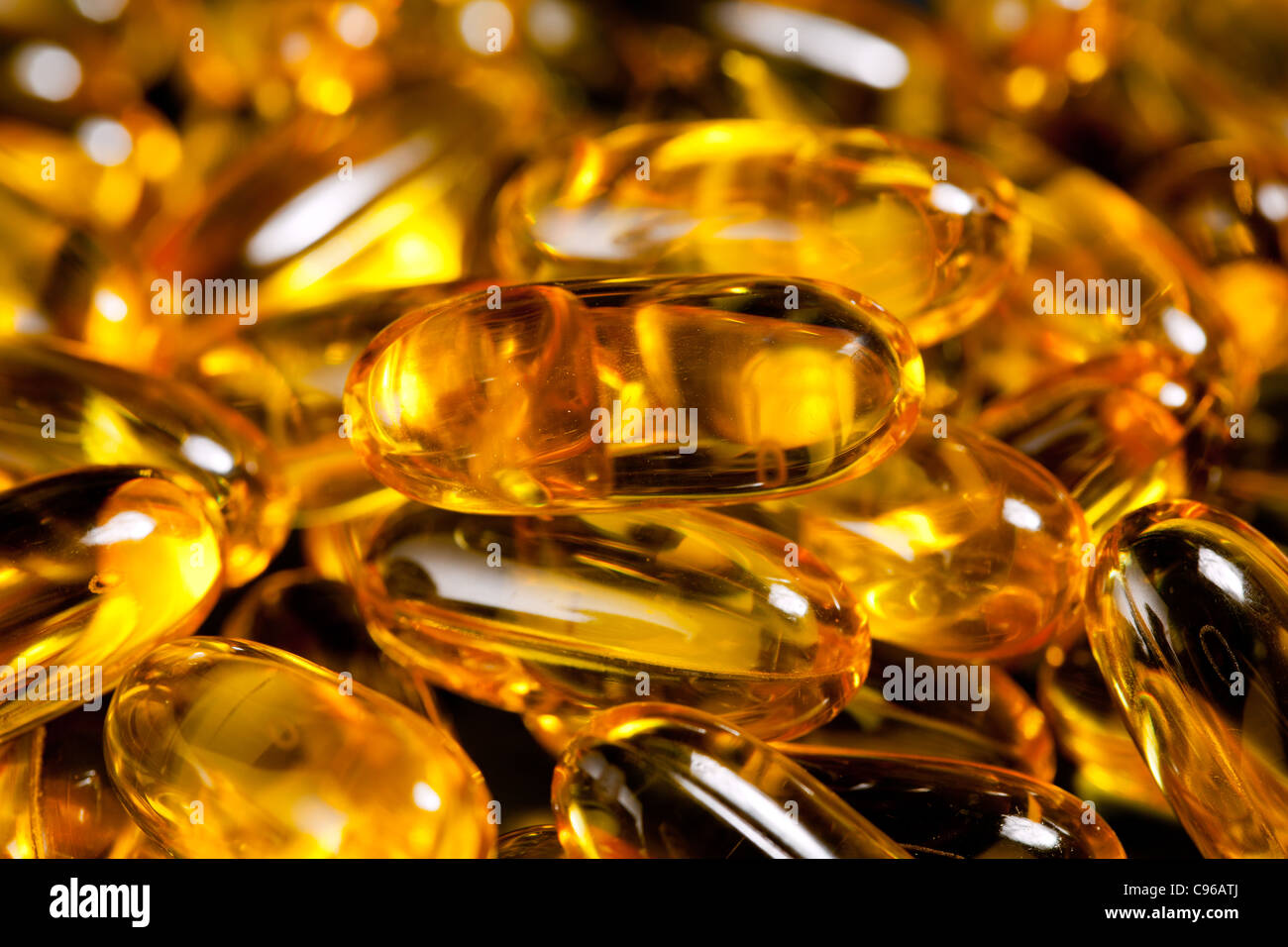 Makro-Bild von einem Haufen von Fisch-Öl oder Omega-3 Kapseln für Gesundheit Stockfoto