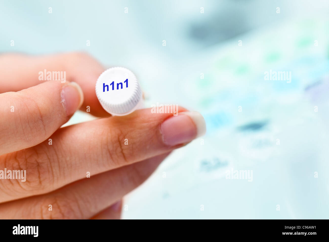 Das Rohr mit der Probe des Virus H1N1 in der Arzt-hand Stockfoto