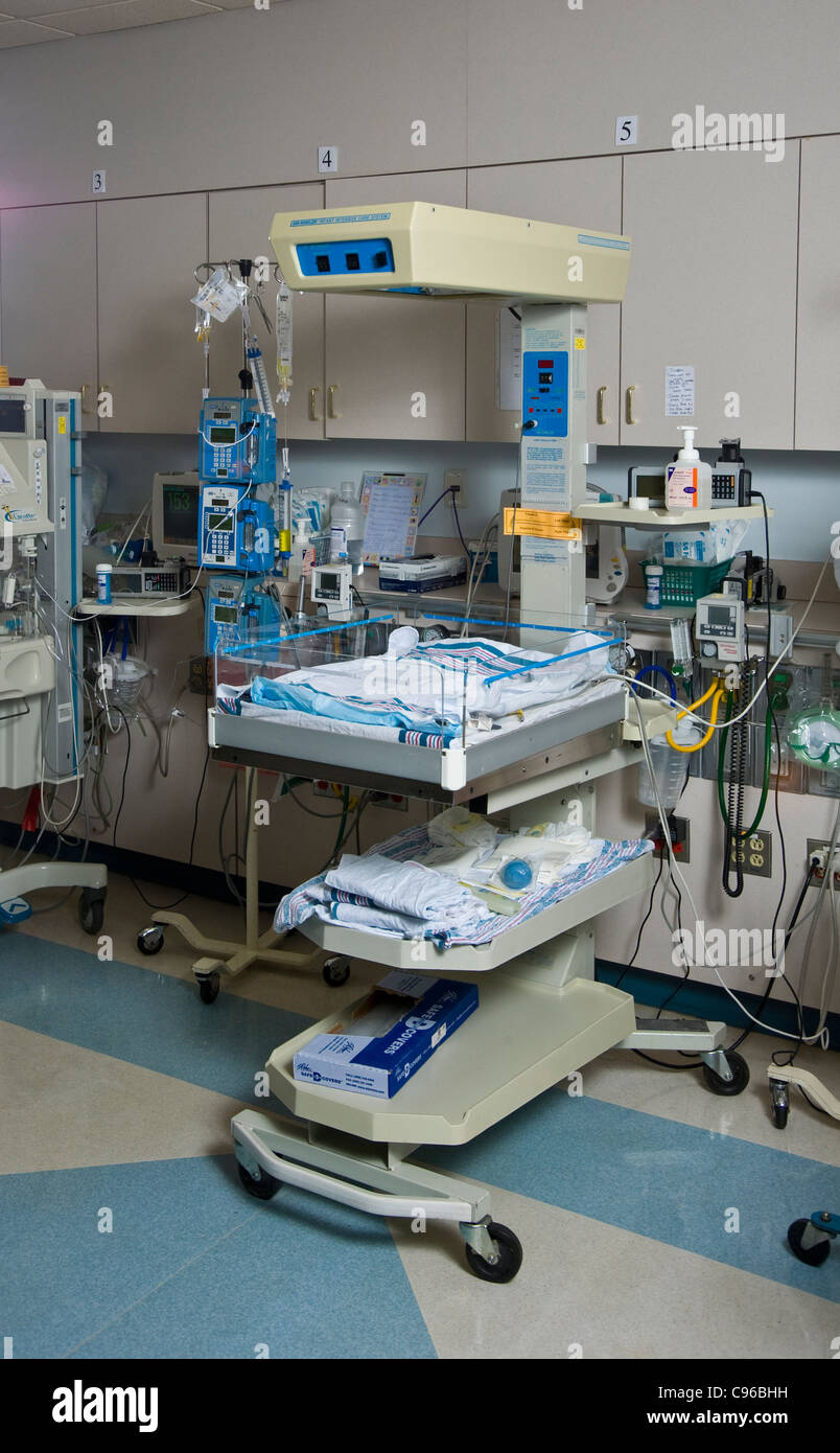 Leere Inkubator auf neonatale Intensivstation im Krankenhaus Stockfoto