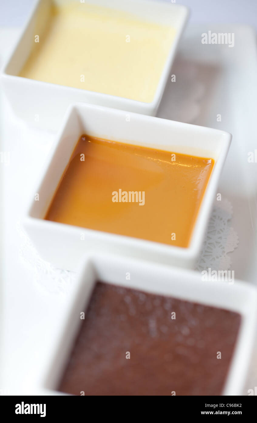 Dessert-Trio - Brownie, Karamell, Vanille-Pudding Stockfoto