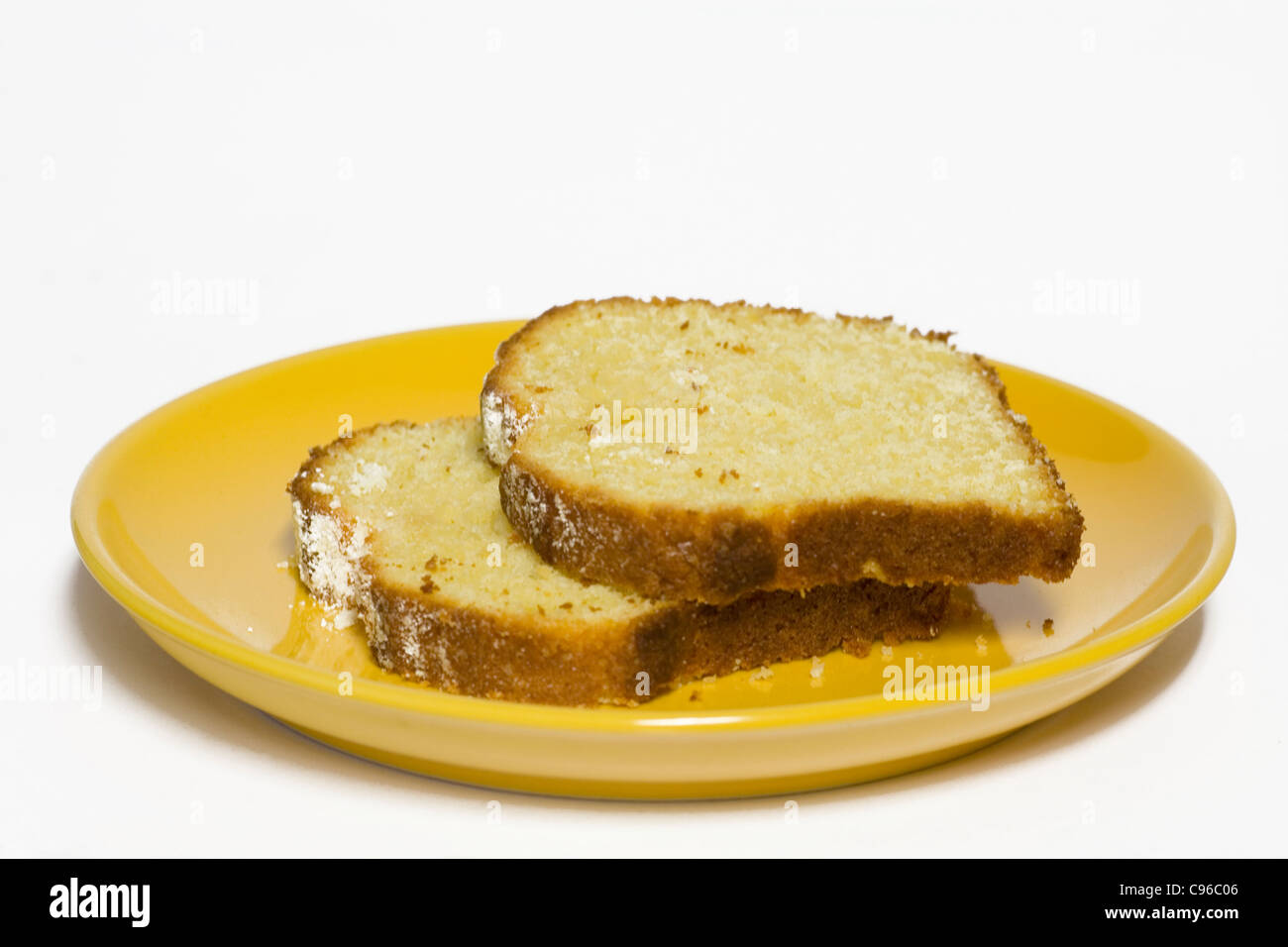 Zitronenkuchen auf gelbe Platte Stockfoto