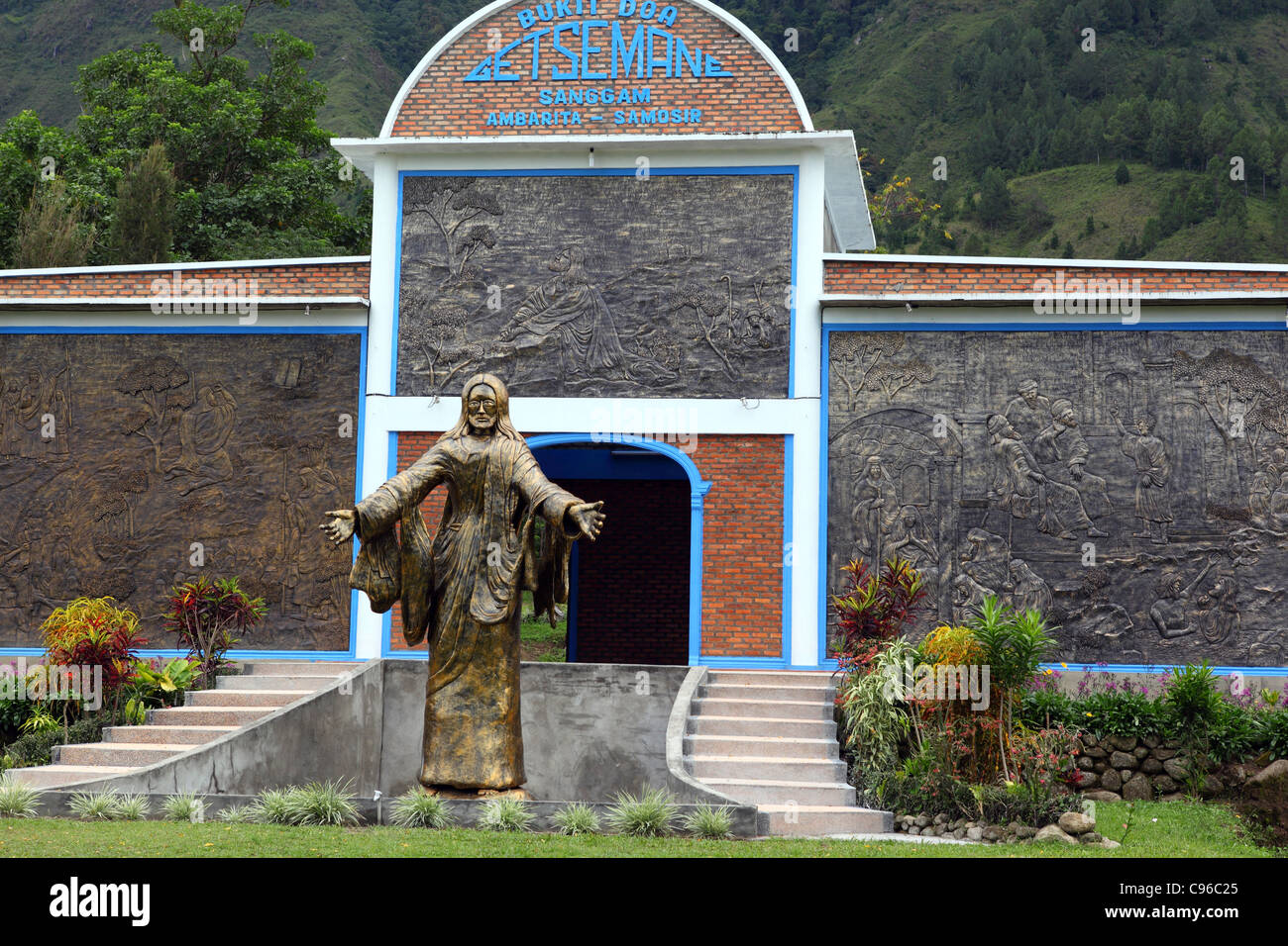 Skulptur von Jesus vor dem Eingang in eine neue christliche Kirche. Stockfoto