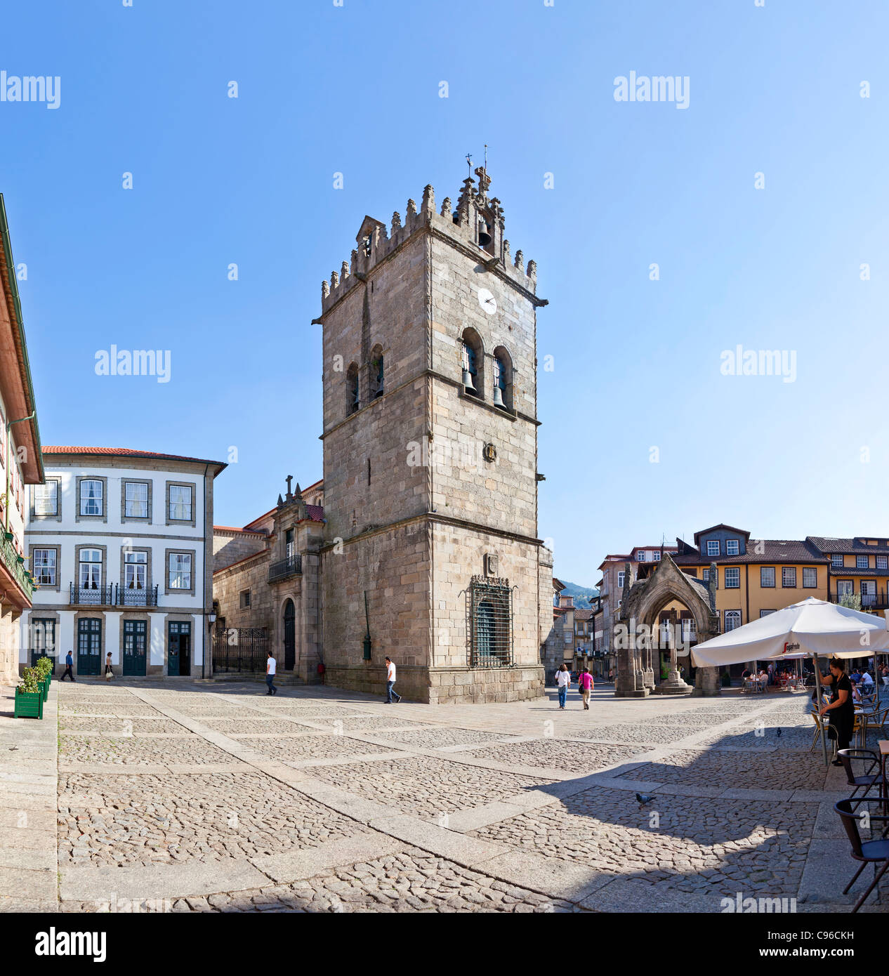 Nossa Senhora da Oliveira Kirche und Salado Denkmal (Padrão Do Salado