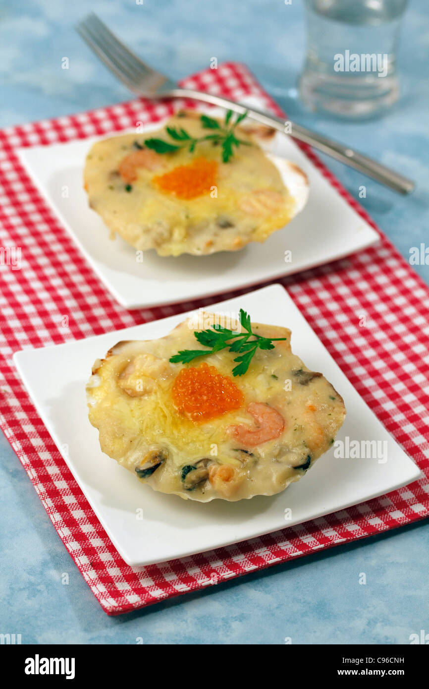Gegrillte Jakobsmuscheln mit Kaviar. Rezept zur Verfügung. Stockfoto